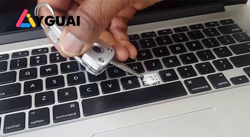 Dấu hiệu nhận biết lỗi phím laptop bị kẹt